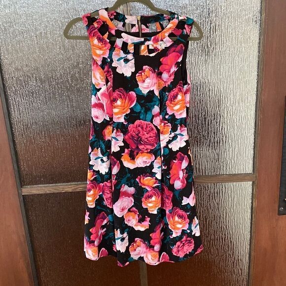 Eliza J Dresses & Skirts - EUC Eliza J vintage floral dress in size 4.